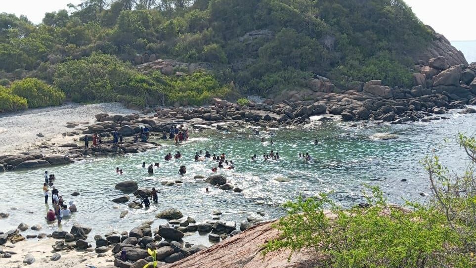 PIGEO ISLAND NILAVELI BEACH SRI LANKA